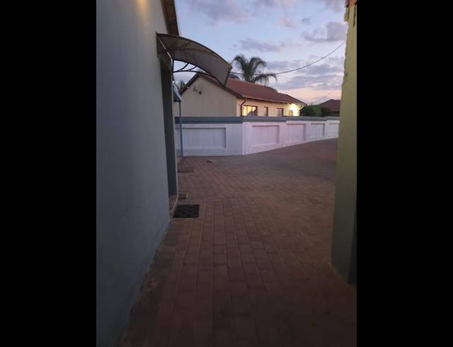 3 BEDROOM HOUSE FOR SALE IN MAHUBE VALLEY